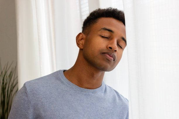 在家睡觉的年轻非裔美国男子肖像图片下载