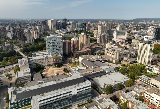 渥太华大学航拍照片，2023年春季图片下载