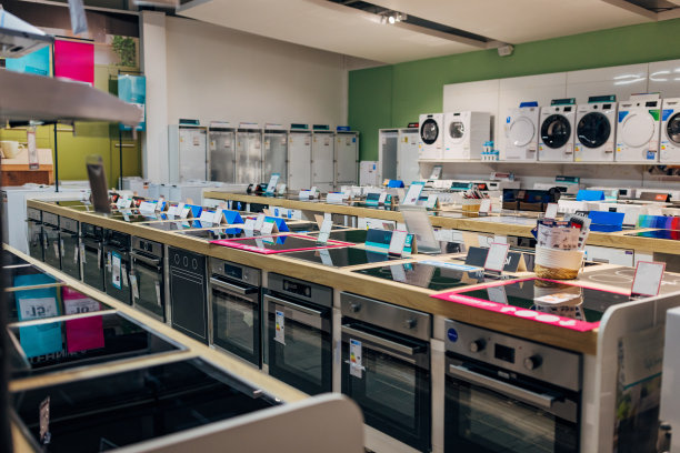 家用电器商店里的洗衣机和炉灶图片下载