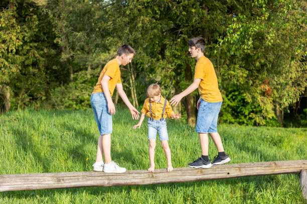 幸福的一家人在公园里，在夕阳下一起享受美好的一天图片下载