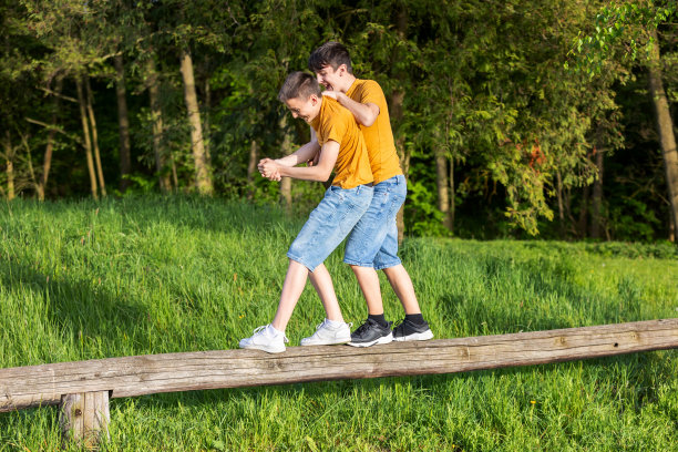 幸福的一家人在公园里，在夕阳下一起享受美好的一天图片下载