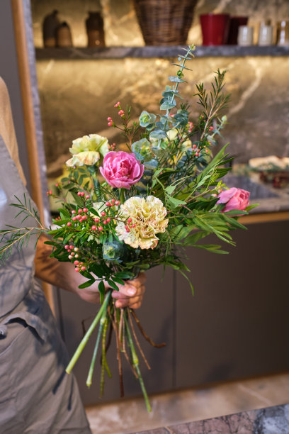 用花束把女花匠抓进来图片下载