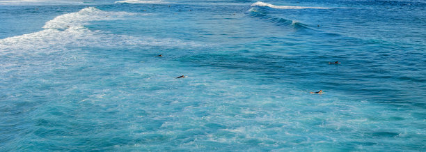 冲浪者在葡萄牙海岸外的大西洋上乘风破浪的全景照片图片下载