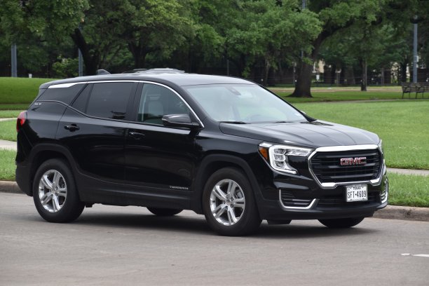 一辆黑色的GMC阿卡迪亚SLT SUV在休斯顿市中心赫尔曼公园附近巡航图片下载