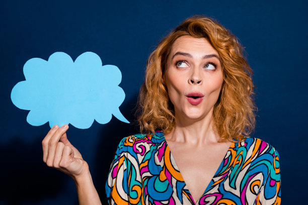 漂亮的年轻女子的照片看起来空的空间心灵泡泡穿顶孤立在深蓝色的背景图片下载