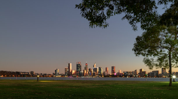 黎明，黄昏，日出，从南珀斯看到的珀斯中央商务区(CBD)横跨天鹅河，由树构成图片下载