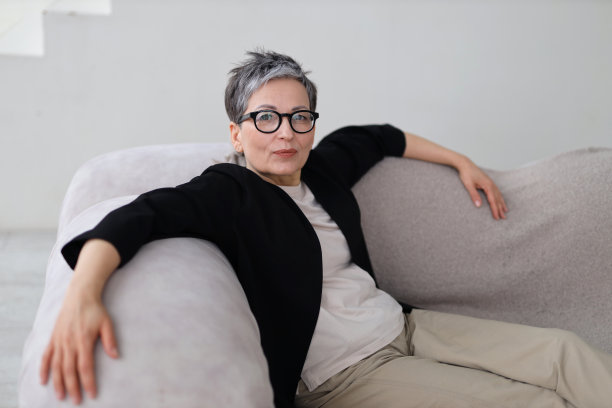 一个轻松快乐的成熟女性，自信时尚，享受居家生活。图片下载