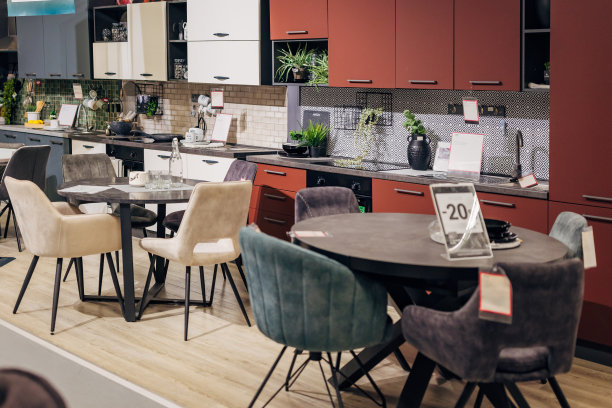 百货商店里陈列着各种各样的餐桌和厨房用具图片下载