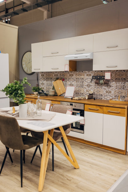 家具店里陈列着一间设计现代、注重细节的厨房图片下载