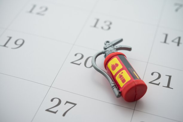 灭火器在日历背景与复制空间。图片下载