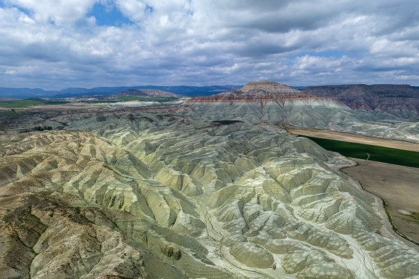 纳利安 - 山脉和土质结构的彩色抽象照片图片下载