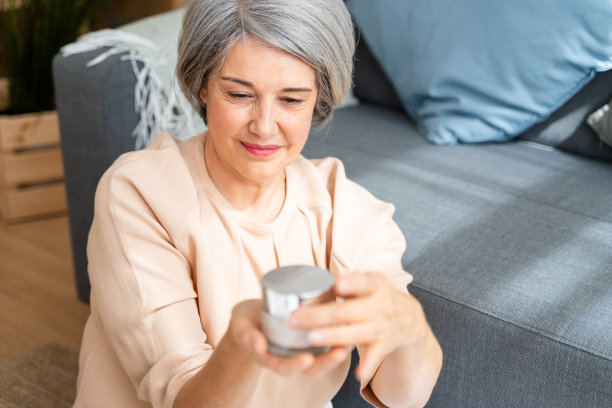 成熟女人在家里涂面霜图片下载