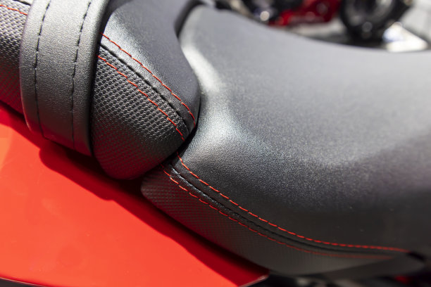 皮革摩托车的视图。宏观图景。，自然绒面革与抽象纹理的背景图片下载