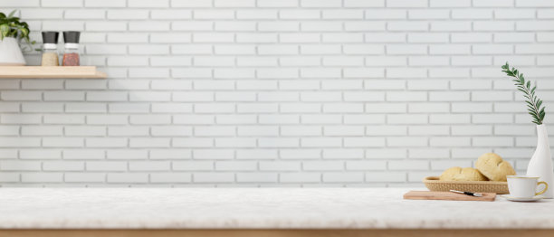 白色的厨房桌面突出了白色砖墙的展示空间。图片下载