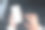 一个女人在走下楼梯时使用智能手机的特写照片。图片下载