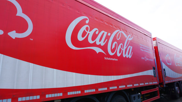 德国盖尔森基兴，红色卡车上写着可口可乐的广告图片下载