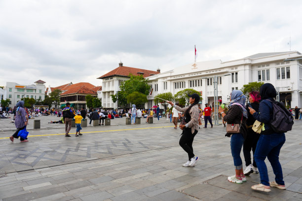 当地游客正在享受哥打都的氛围，同时拍摄欢乐的照片图片下载