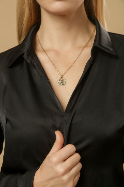 身着黑色V领上衣的年轻女模特的特写照片图片下载