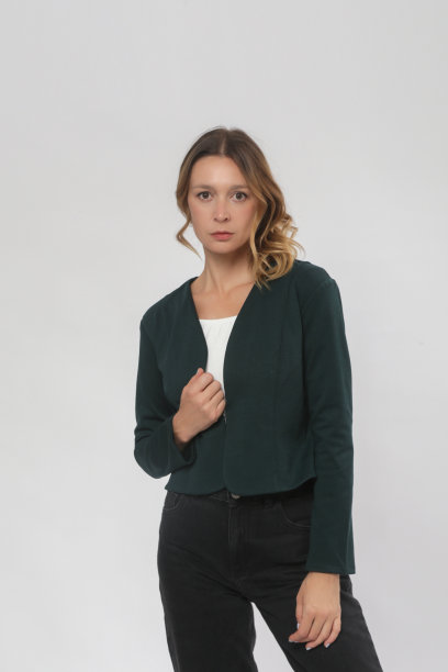 一系列的工作室照片的年轻女模特穿着舒适的基本聪明的休闲装，简单的极简的运动夹克和牛仔裤图片下载