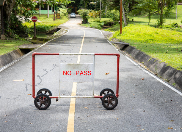 钢栅栏禁止车辆在柏油路上通行。图片下载