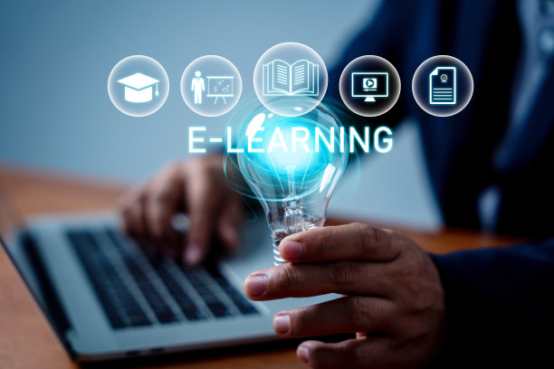 男子双手展示电灯泡，电子学习研究生证书课程概念。网络教育课程学位，学习知识，创意思维思路，解决问题的方案图片下载