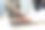 一名亚洲女性使用智能手机和笔记本电脑在咖啡馆远程工作的图片图片下载