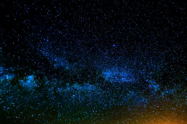 黑暗的天空配上明亮的蓝色星空图片下载