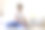 成熟的男人工作，在笔记本电脑上打字，在家里的床上用无线耳机听音乐。图片下载