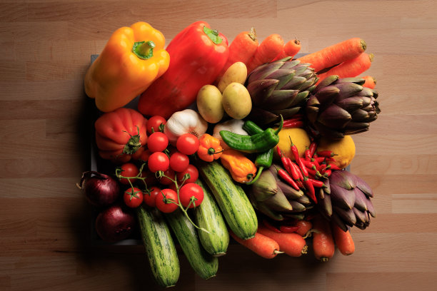 桌上的新鲜蔬菜图片下载