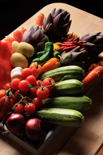 桌上的新鲜蔬菜图片下载