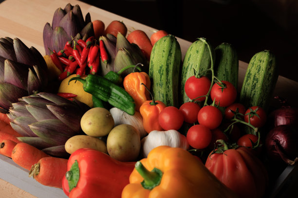 桌上的新鲜蔬菜图片下载