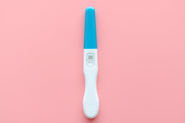 白色妊娠试纸被隔离在粉红色的背景上。妇女健康、生育、计划生育和怀孕概念。一堆检测结果呈阳性的试剂盒。广告的复制空间。图片下载