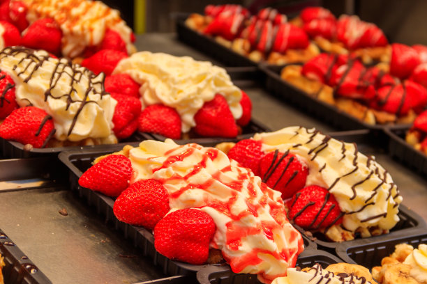 比利时布鲁塞尔出售的比利时华夫饼，上面有五颜六色的甜配料和水果图片下载