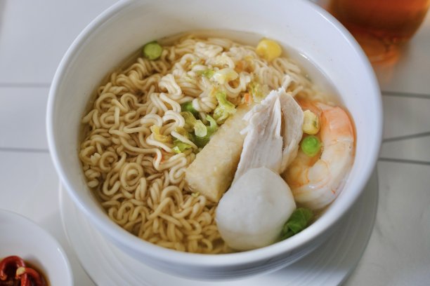 从悉尼到吉隆坡的商务舱航班上的拉面图片下载