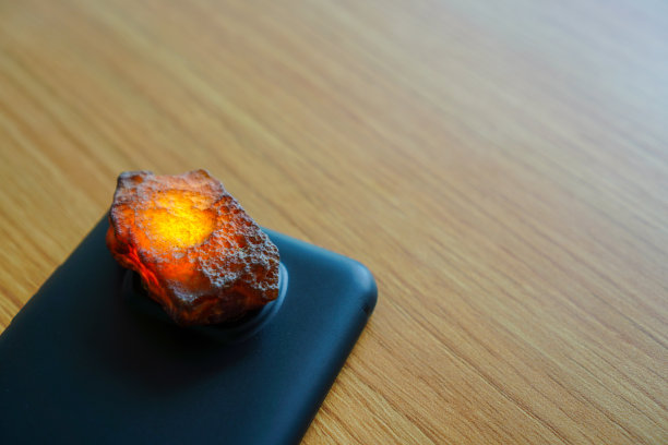 用手电筒检查宝石的真伪图片下载