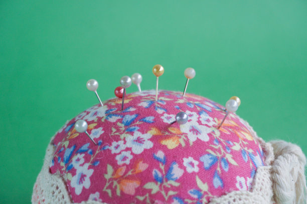 针尖，粘在泡沫针上。裁缝。它是由不锈钢制成的，顶端是尖的。大头针通常用来在织物之间钩。图片下载