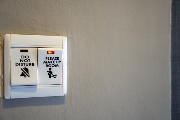 窗口安全警报。请把窗户锁好，孩子们应该一直有人监督图片下载