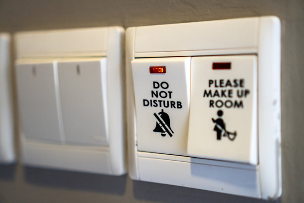 窗口安全警报。请把窗户锁好，孩子们应该一直有人监督图片下载