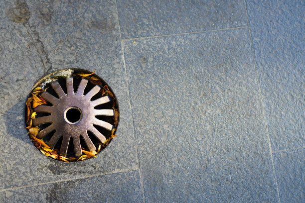 盖上花园的排水孔，防止树叶进入并堵塞排水孔图片下载