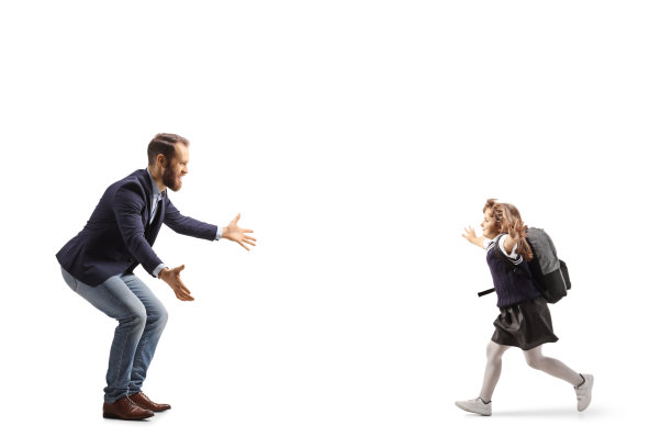 一个背着书包的女学生跑去拥抱她的父亲图片下载