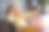 照片肖像可爱的成熟女子拍自拍录像穿着时尚的衬衫办公室白天光家室内工作空间图片下载