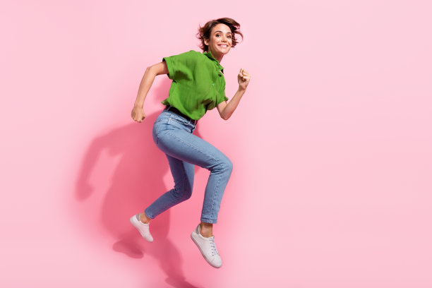 全尺寸的个人资料照片，疯狂的漂亮女孩跳冲空白的空间，并在粉红色的背景隔离图片下载