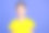 照片中，一个可爱的、担心的、紧张的小男孩穿着时尚的黄色衣服，孤立在紫色的背景上图片下载