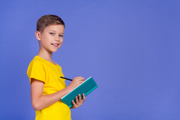 漂亮聪明的学生的个人资料照片时髦的衣服写笔记课作业课程空的空间孤立在紫色的背景图片下载