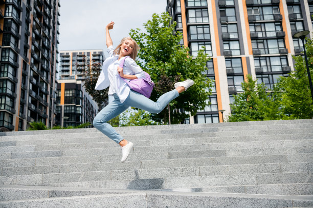 快乐的照片快乐的女人跳起来有乐趣快乐成功的大学毕业尖叫是的图片下载