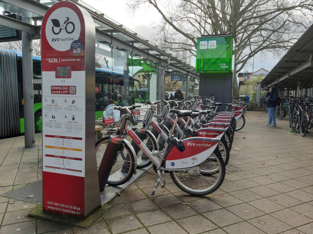 巴登-巴登火车站，KVV Nextbike，巴登-巴登，符腾堡，巴士站，巴士，人图片下载