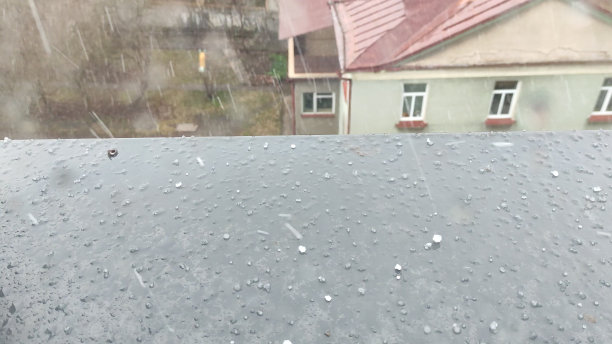 雪屑落在窗台上图片下载