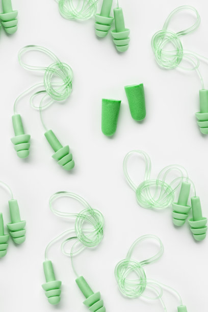 不同的耳塞作为简约风格的图案，舒适的硅胶和橡胶耳塞上串保护免受噪音，保护听力，适合游泳，睡眠，休息。俯视图平铺照片模式图片下载