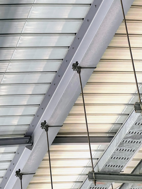 一张天花板上挂着一束灯的照片。图片下载