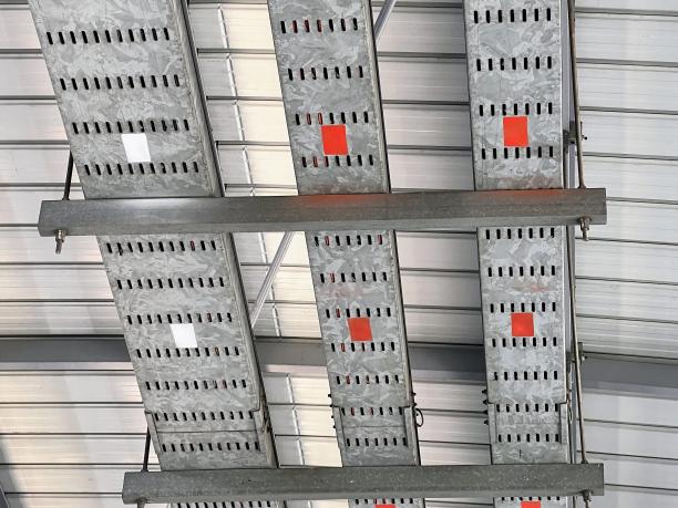 一个金属结构的照片，上面有几个金属盒子。图片下载